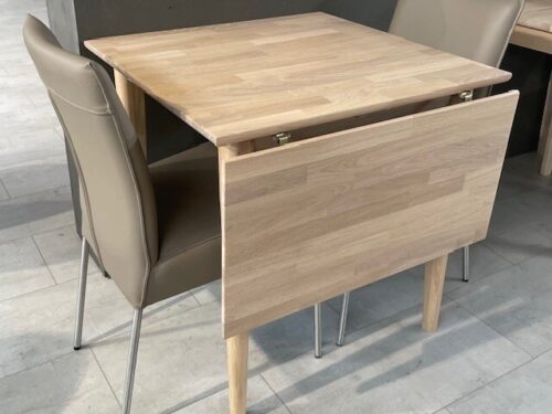 Køkkenbord/Spisebord + 2 spisestole